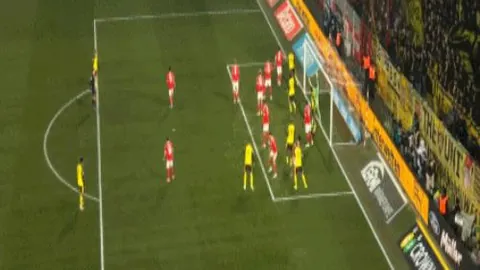 西蒙尼小将撞倒马竞边裁，西班牙人场上现滑稽一幕！